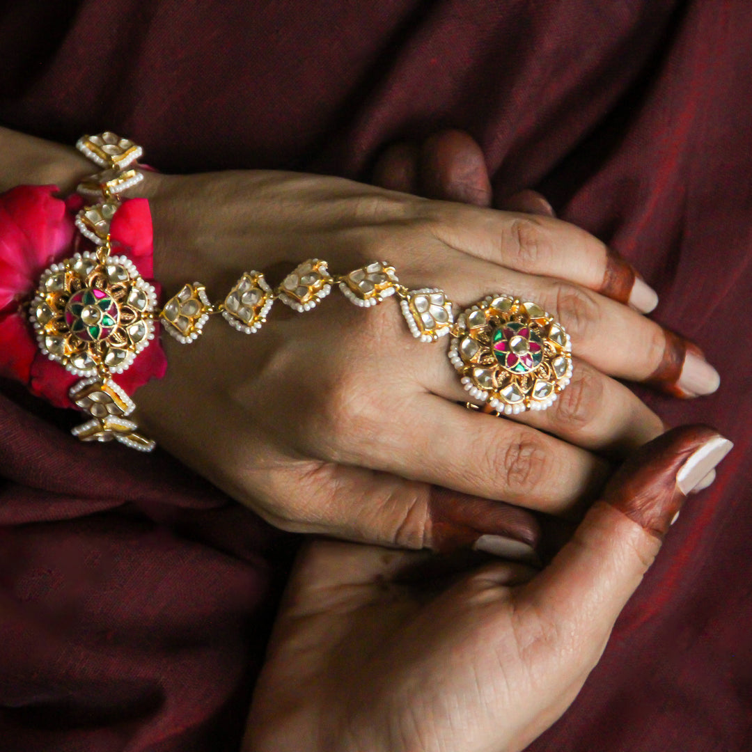 Kali Kali Hathphool Pair